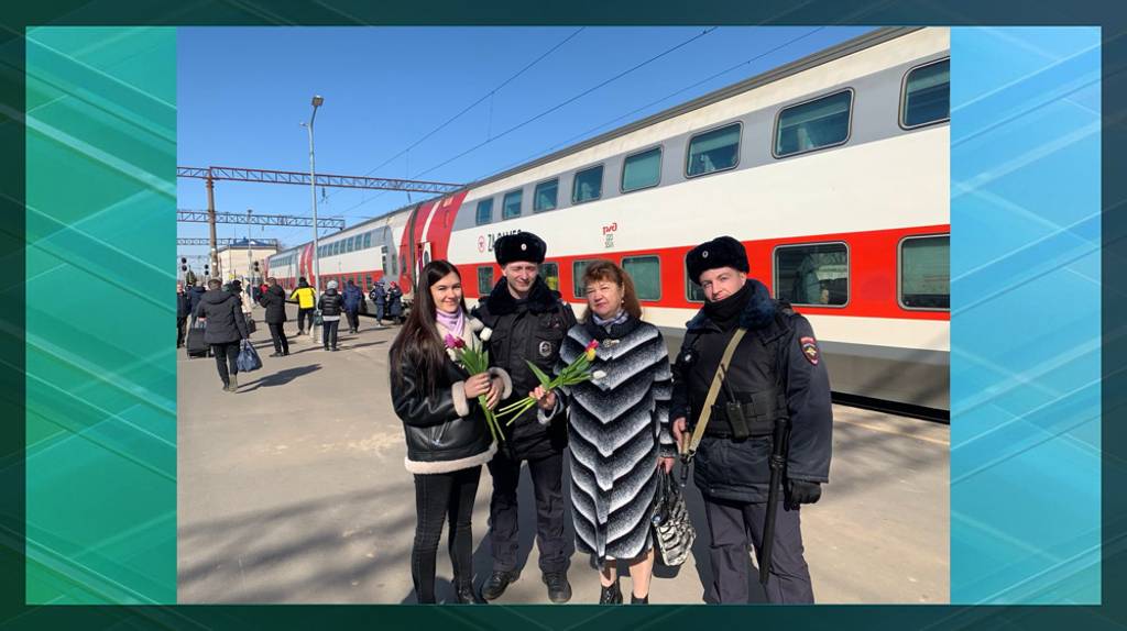 В Брянске транспортные полицейские провели акцию «8 Марта - в каждый дом»