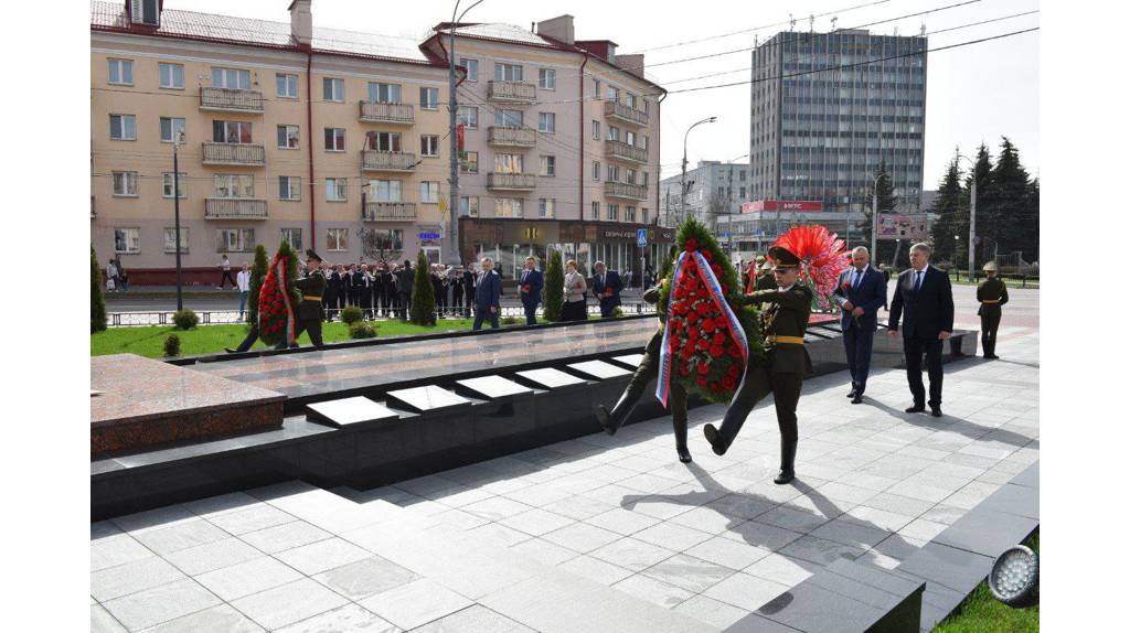 Брянский губернатор возложил цветы к мемориалу воинам в центре Гомеля