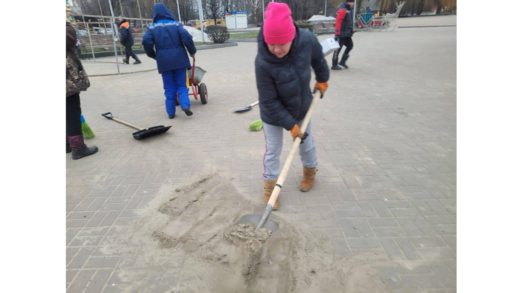 В парках Брянска убирают новогодние украшения