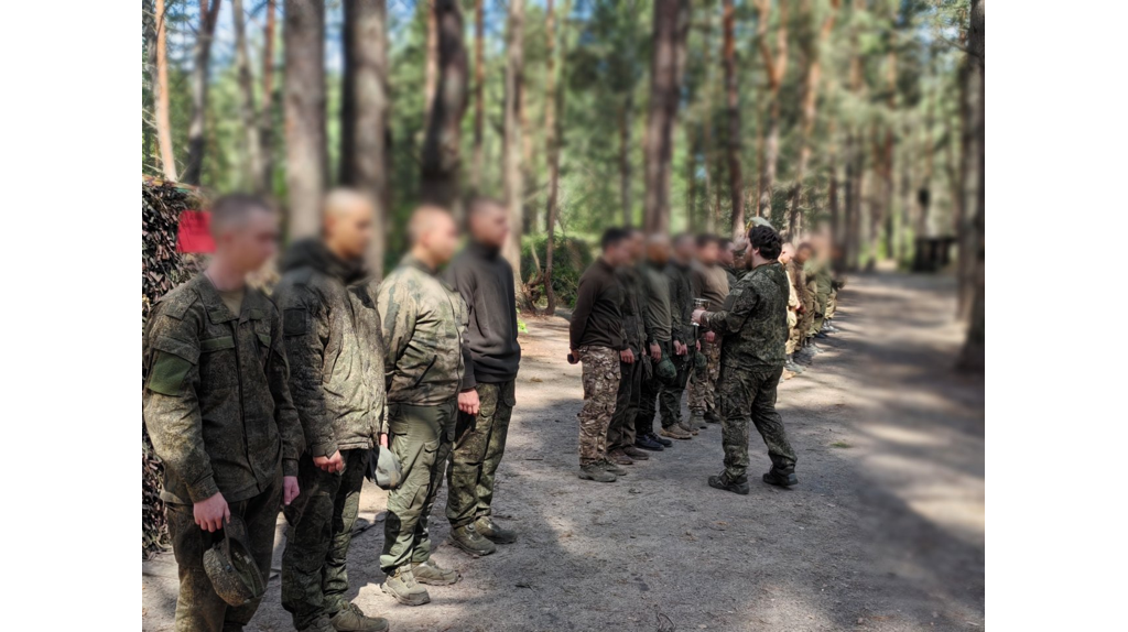 Брянские женщины побаловали военных на позициях домашними котлетами и пирожками