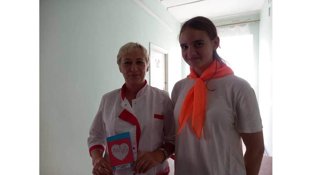 Клинцовские школьники подготовили открытки для медицинских работников