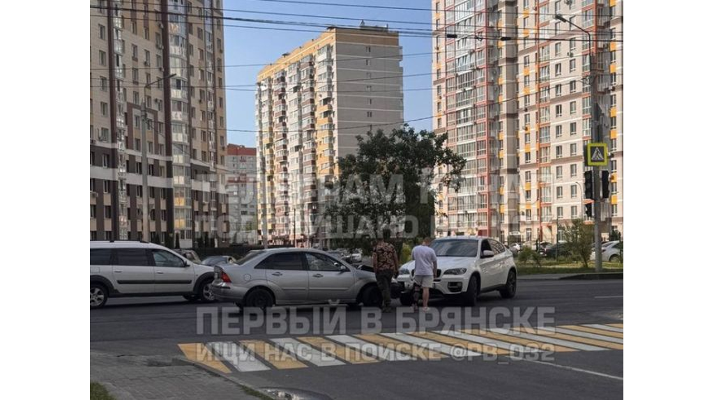 В Брянске на улице Горбатова не поделили дорогу две легковушки