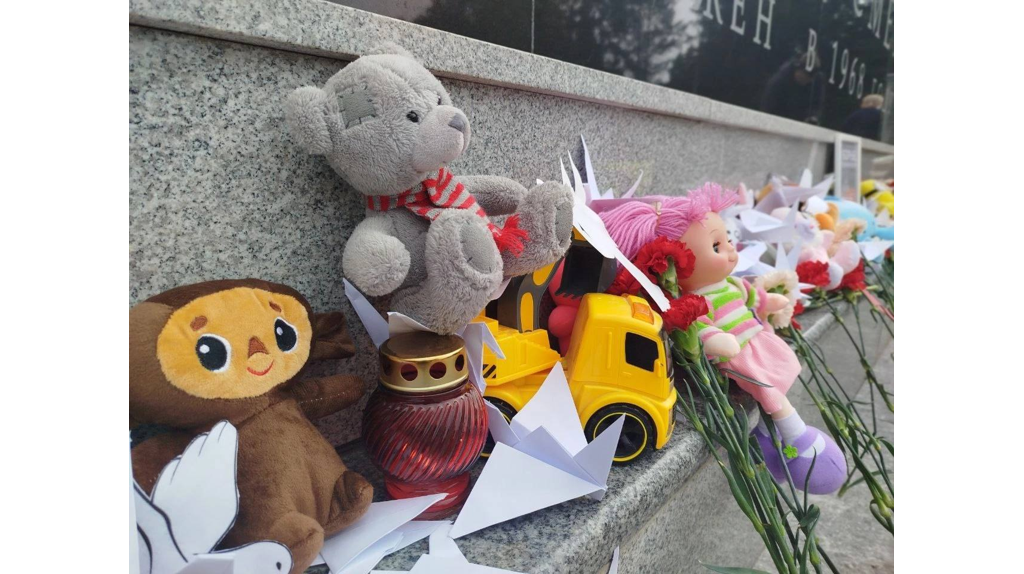На Кургане в Брянске зажгли десятки свечей в память о жертвах Беслана