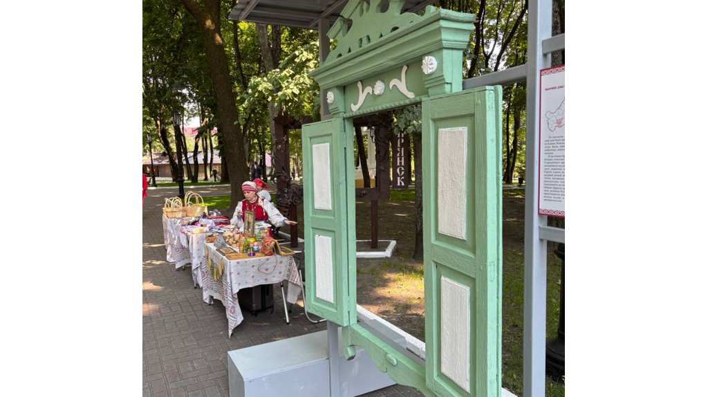 В парке Толстого в Брянске торжественно открыли проект «Родные окна»