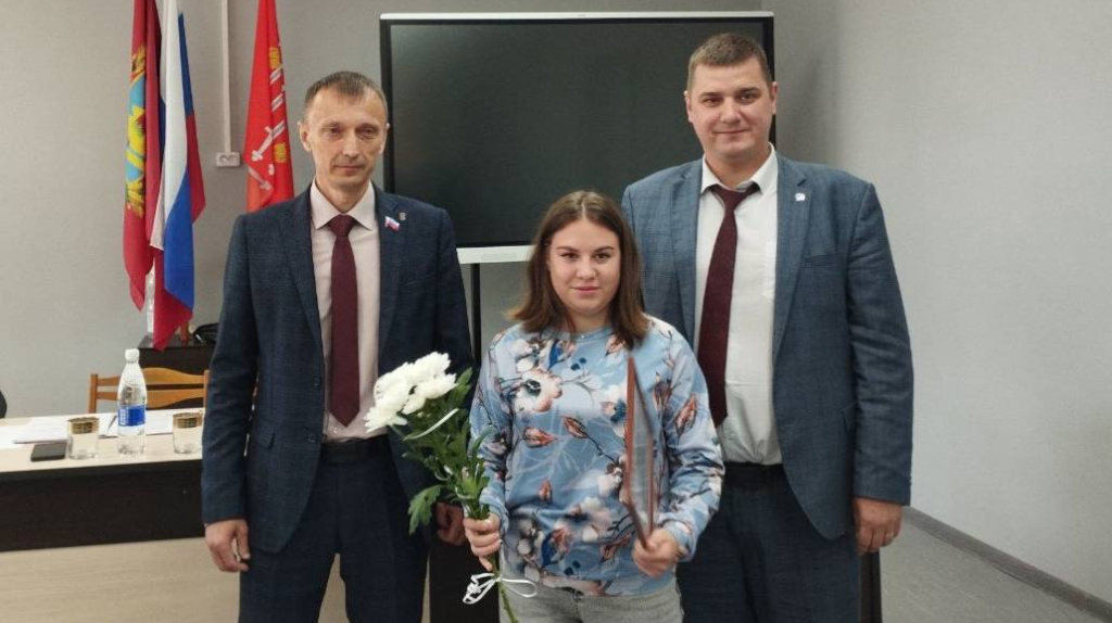 В брянском поселке Климово семье бойца СВО вручили жилищный сертификат