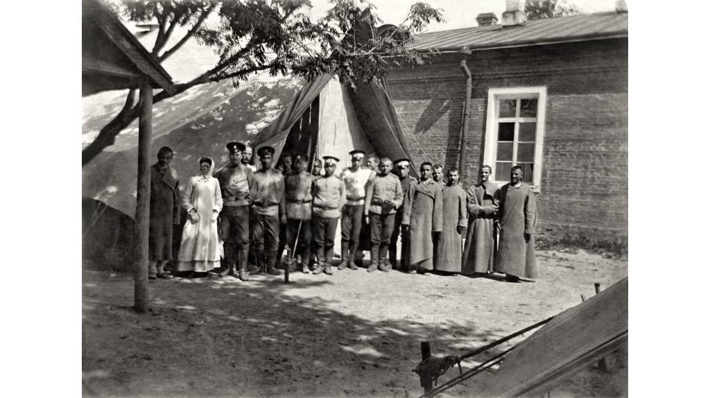 Брянцам показали снимок двора гарнизонного госпиталя 1910 года
