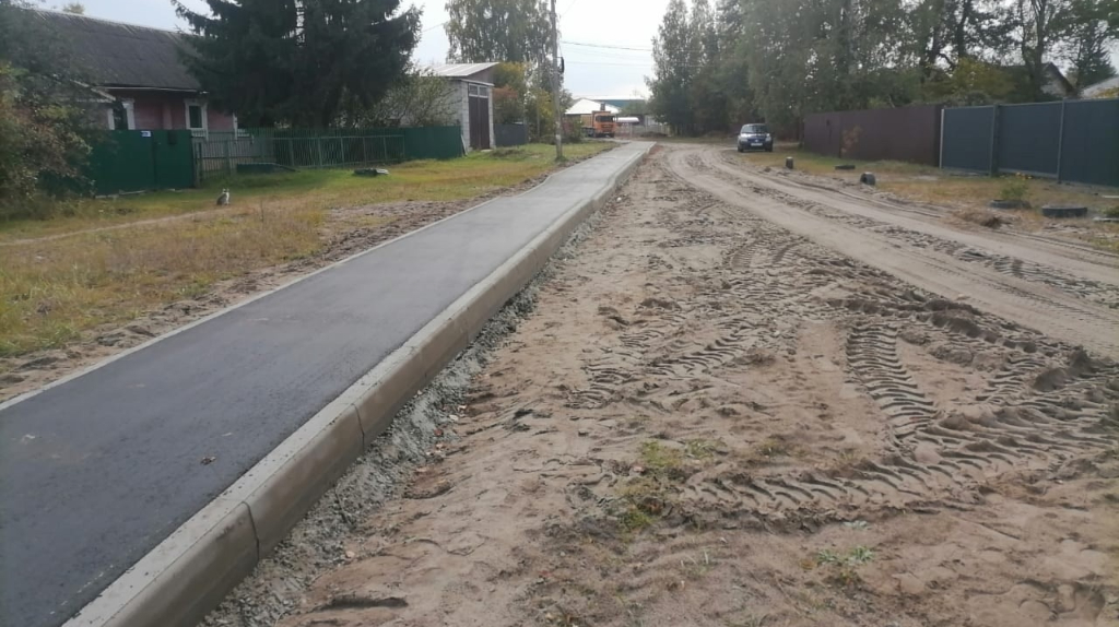 В брянском поселке Большое Полпино по улице Орджоникидзе заасфальтировали тротуары