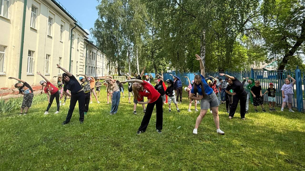 В Унече школьники сделали зарядку с полицейскими 