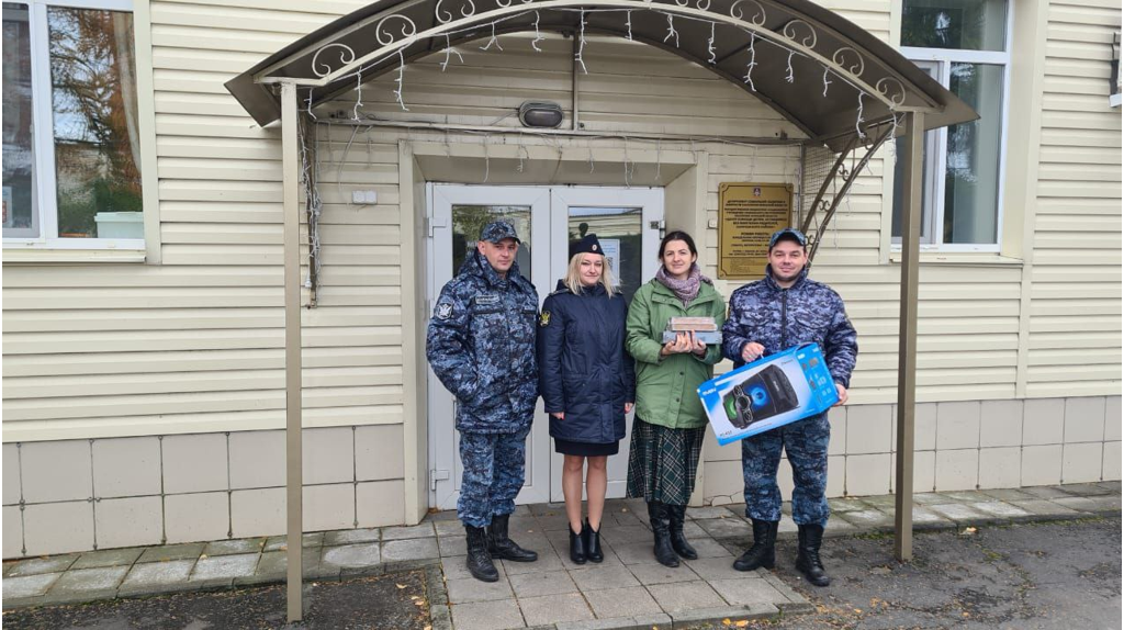 Судебные приставы привезли подарки в карачевский дом ребенка