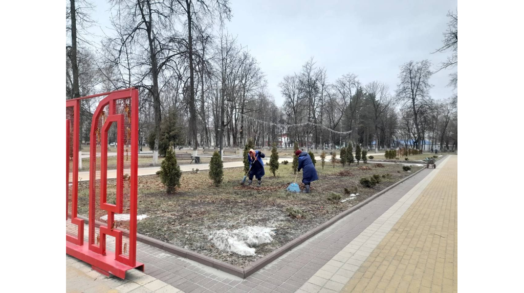 В парках Брянска убирают новогодние украшения