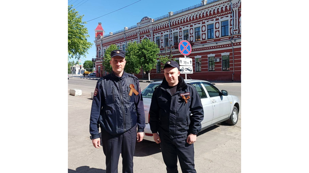 В Новозыбкове полицейские помогли донести больную женщину до 