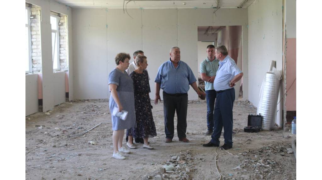Ход капремонта школы в брянском селе Гордеевка осмотрел замгубернатора Симоненко