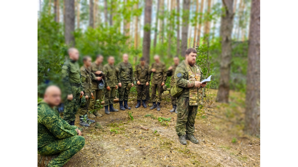 Брянский священник доставил на передовую маскировочные сети, лекарства и сладости