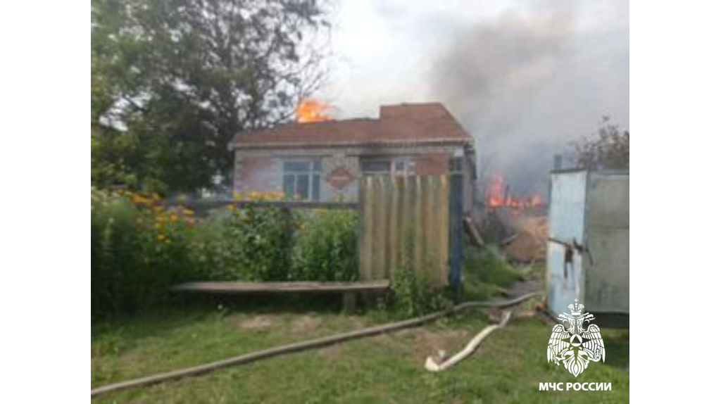 В Стародубском районе горели жилой дом с двумя сараями
