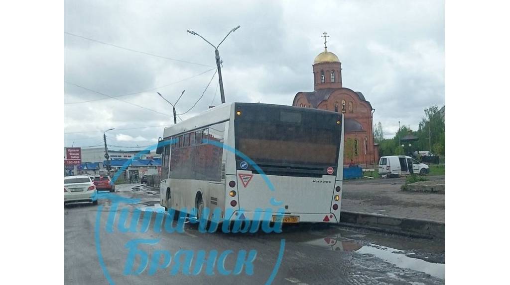 В Брянске на Новостройке автобус попал в дорожную ловушку