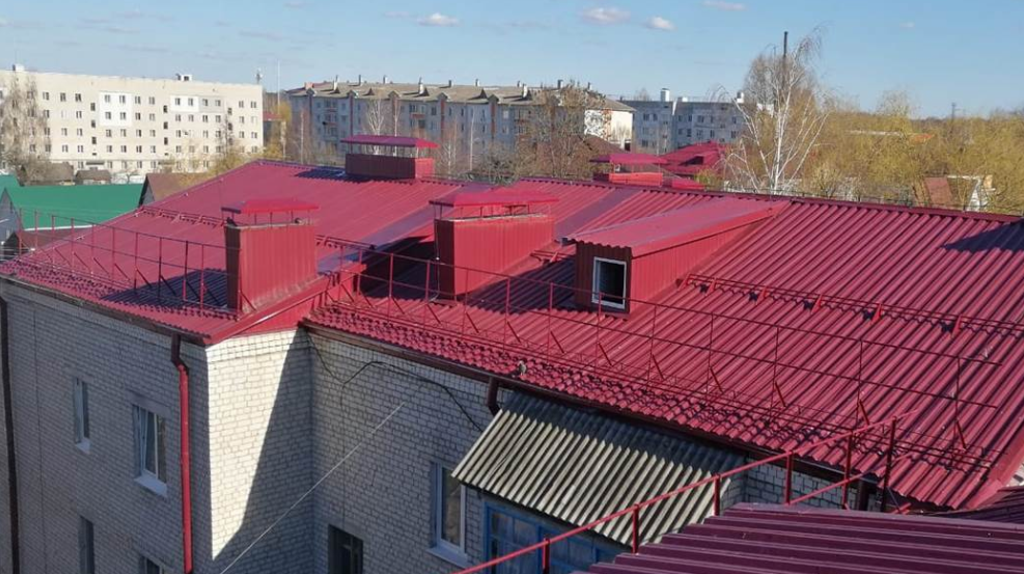 В Унече капитально отремонтировали крышу многоэтажки по улице Профсоюзов
