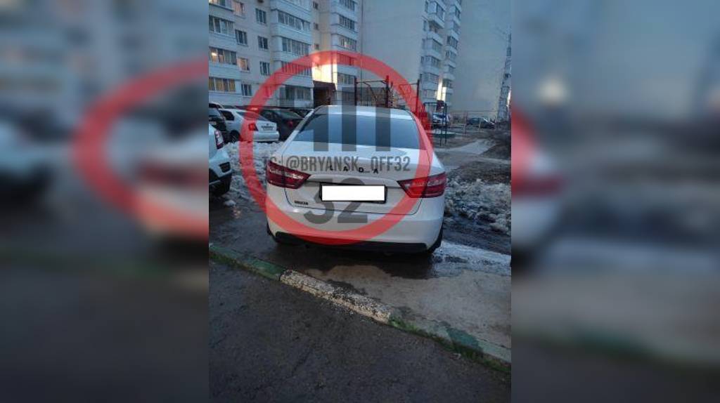 В Брянске двоих автомобилистов оштрафовали за парковку на тротуаре