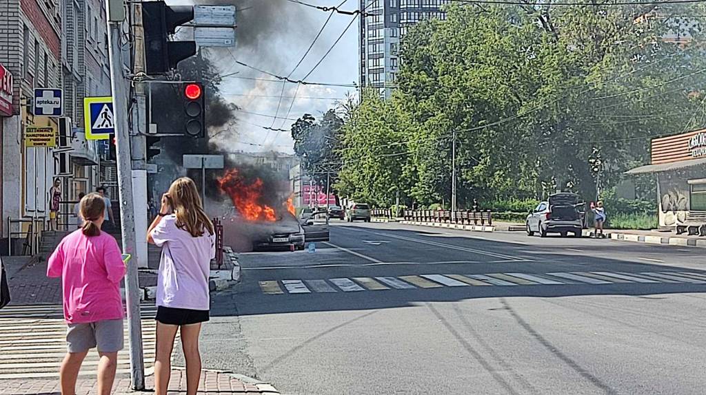 В Брянске на улице Дуки сгорела легковушка