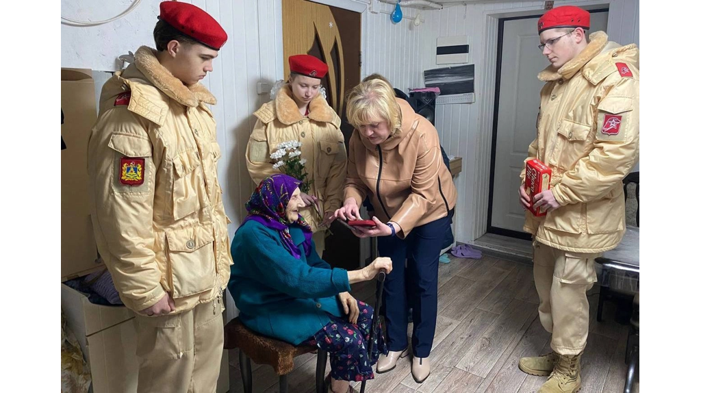 Унечским труженицам тыла вручили медали в честь 80-летия Великой Победы