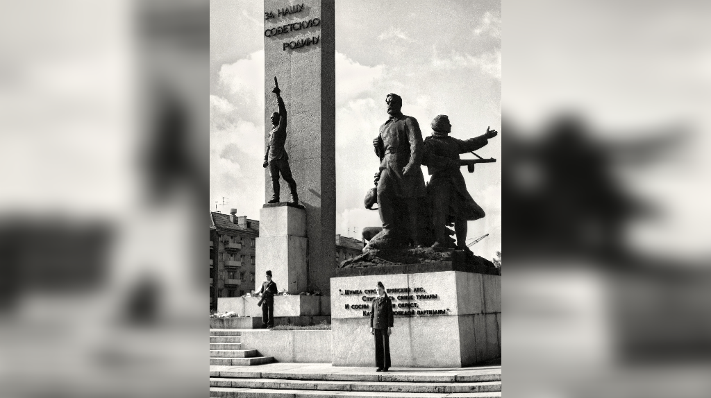 Брянцам показали архивное фото памятника на площади Партизан