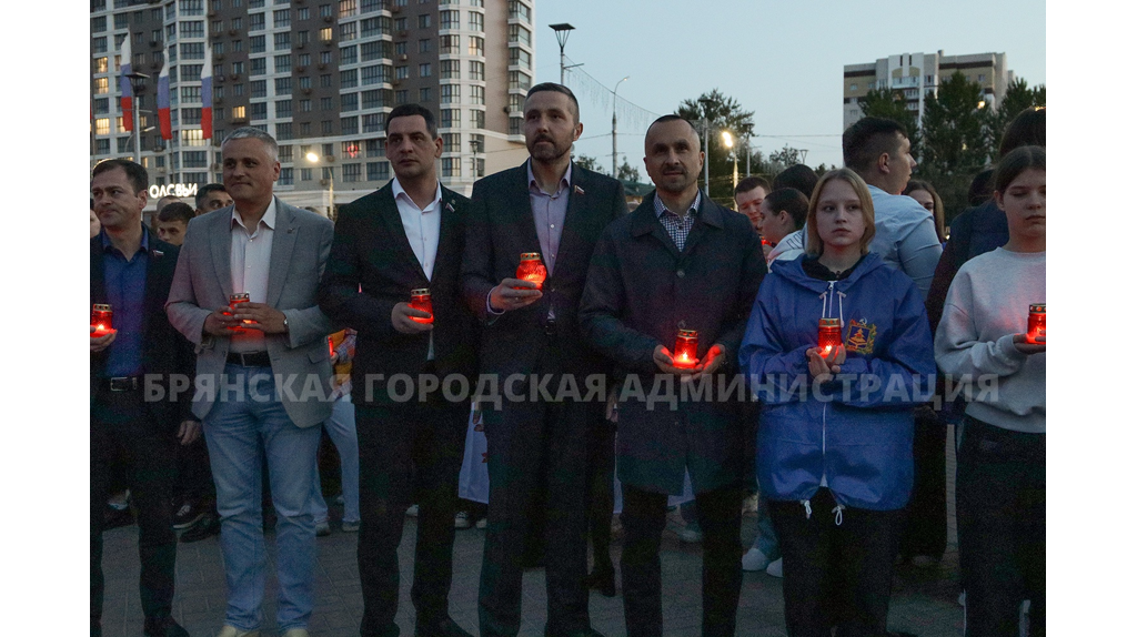 На Кургане Бессмертия в Брянске зажглись «Свеча памяти» и «Огненные картины войны»
