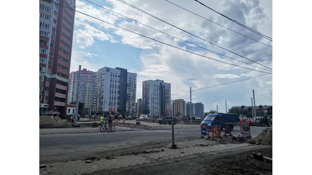 Ворчун бурчит, а дорога делается: в Брянске асфальтируют кольцо на улице Иванова