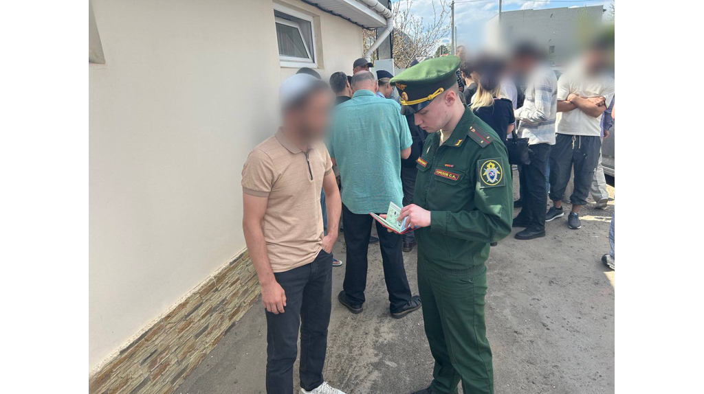 В Брянском районе пяти бывшим иностранцам вручили повестки в военкомат