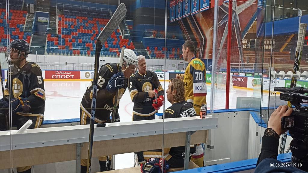 Брянский губернатор Богомаз на ПМЭФ сыграл в хоккей на кубок Росконгресса 
