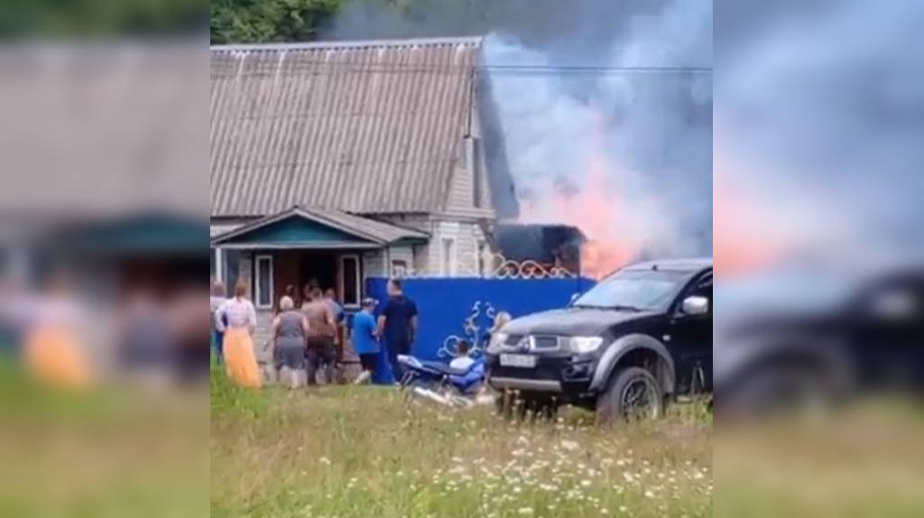 В брянском посёлке Чайковичи загорелся дом