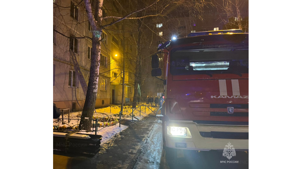 В Новозыбкове из горящей пятиэтажки эвакуировали трёх человек