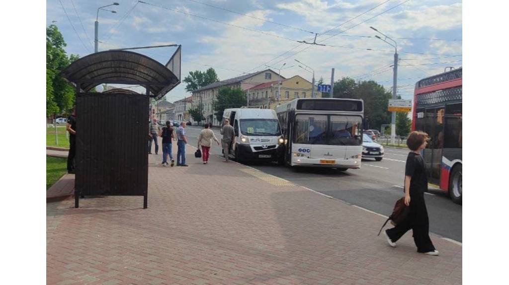В Брянске на остановке столкнулись автобус и маршрутка №42