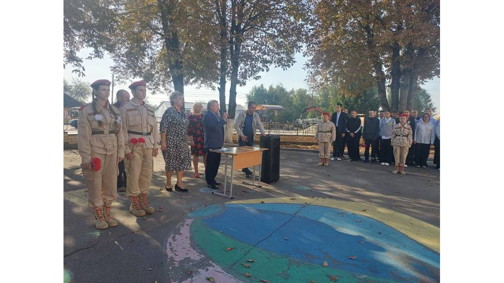 В брянском поселке Выгоничи почтили память героя СВО Алексея Елисеева