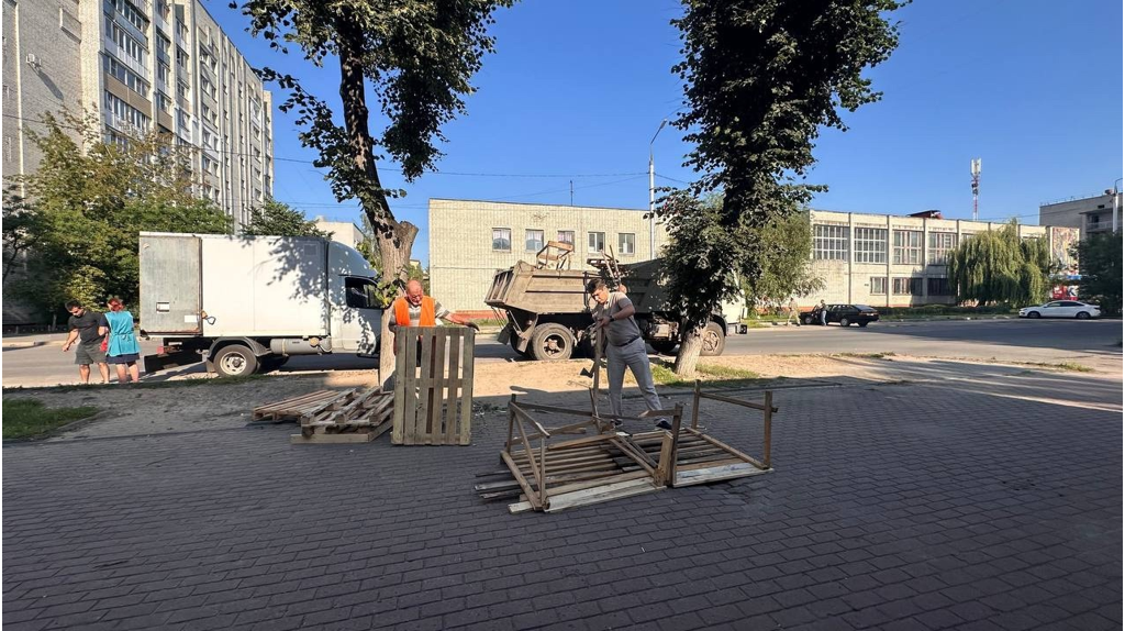 В Брянске снесли незаконные торговые прилавки и стеллажи