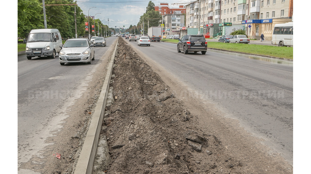 В Брянске на разделительной полосе проспекта Московского монтируют бордюры