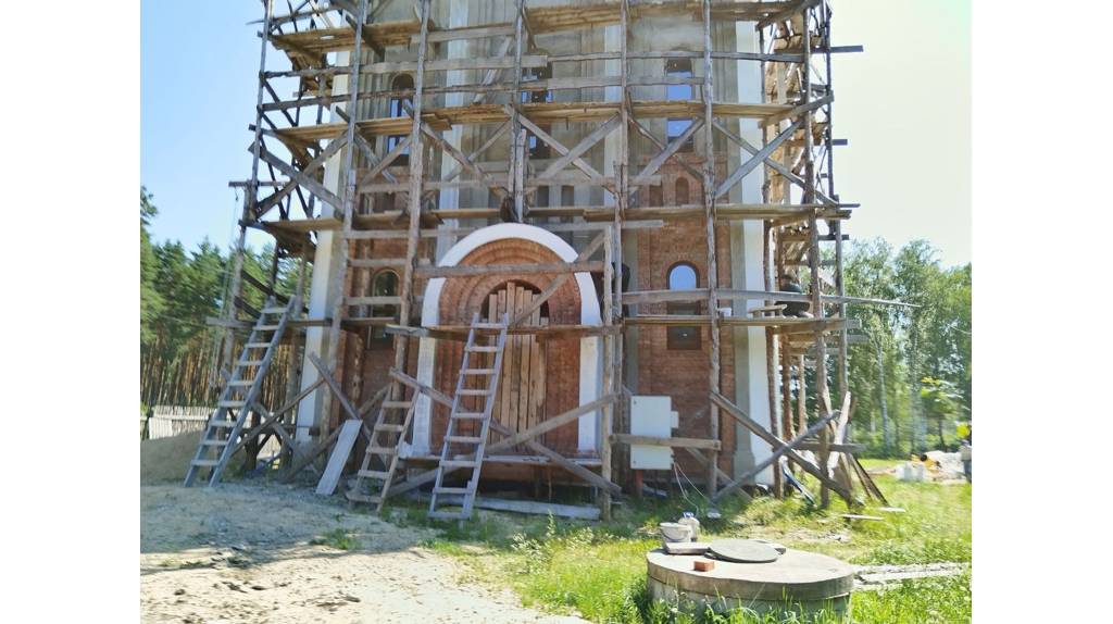 В брянском поселке Свень завершается возведение храма