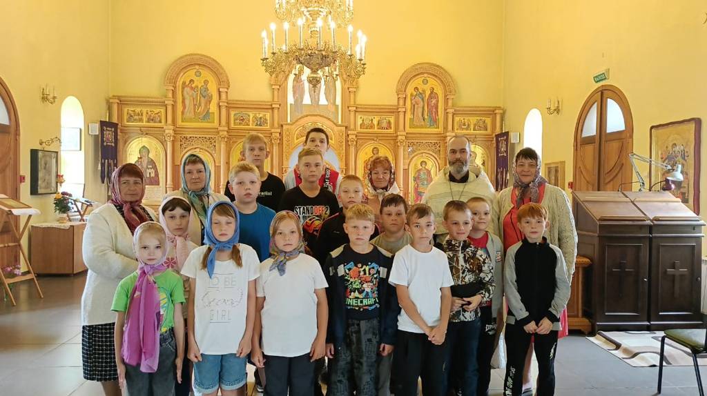 Школьники из брянского села Орменка посетили Никольский храм поселка Выгоничи