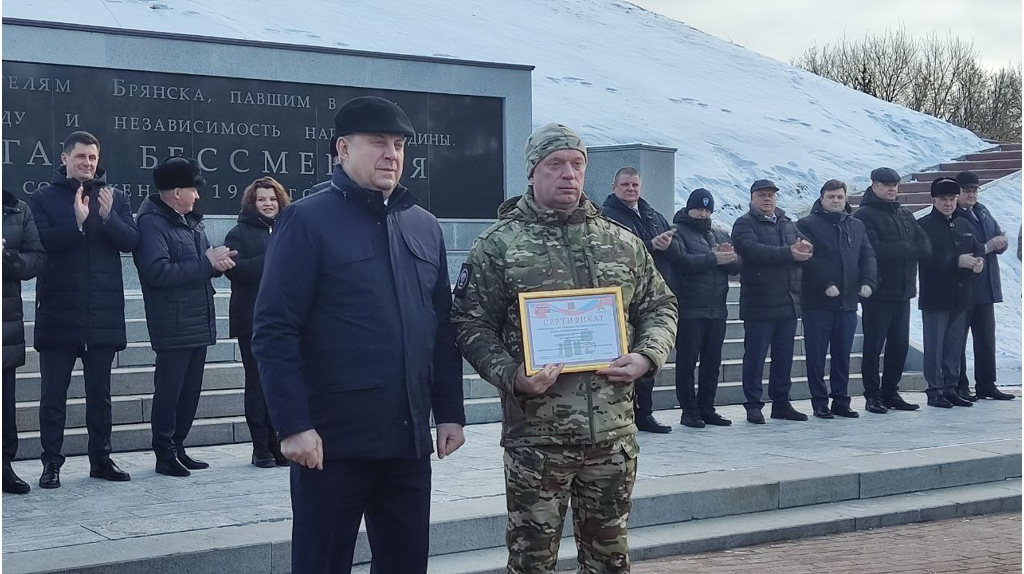 Батальону «БАРС-Брянск» торжественно вручили машины и рации