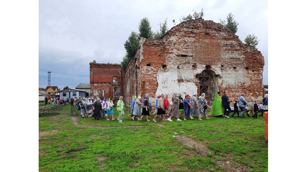 Престольное торжество храма в брянском посёлке Карачеве отметили крестным ходом