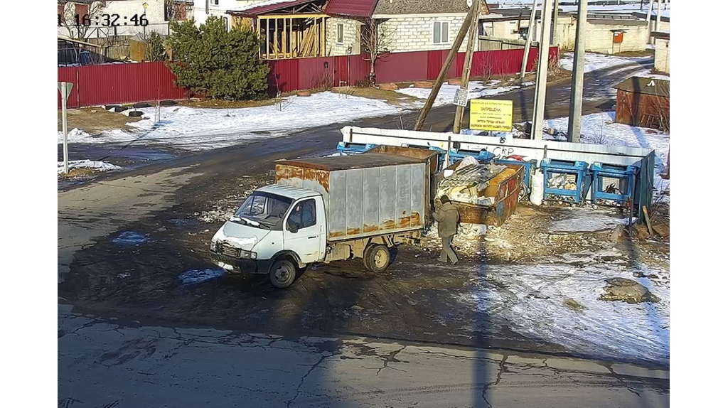 В Сельцо водителя Газели застукали за выгрузкой строительного мусора