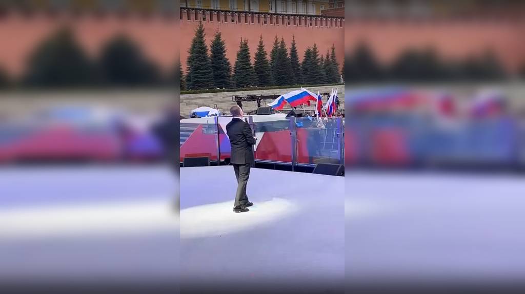 Александр Добронравов спел «Как упоительны в России вечера» на Красной площади