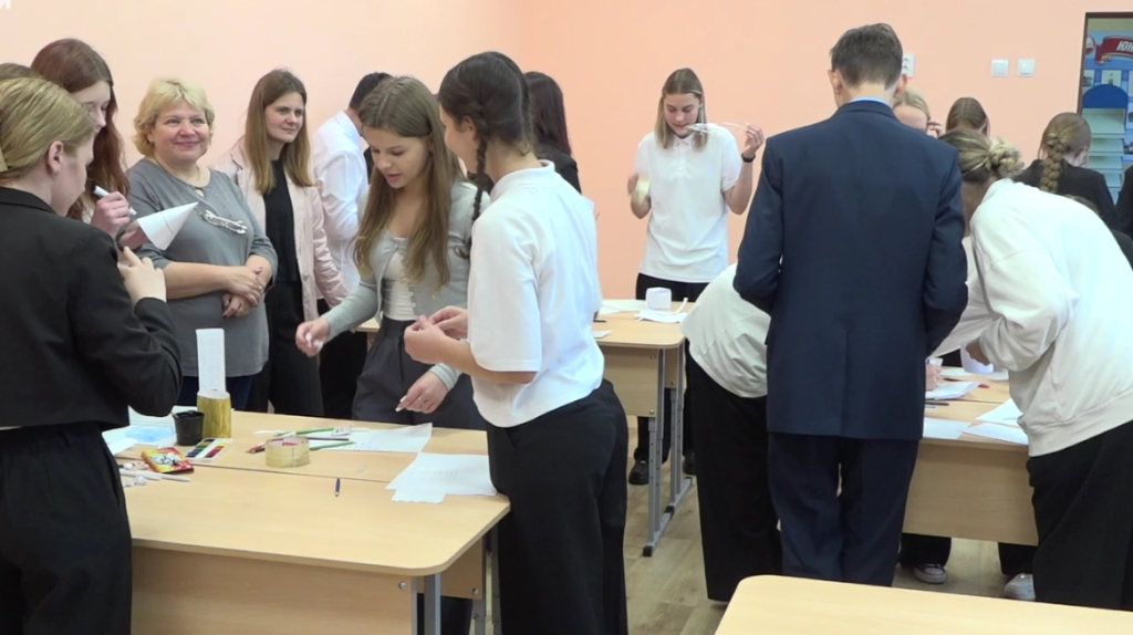 В Брянске школьники построили в миниатюре «город мечты»