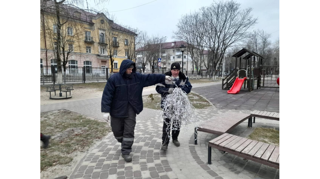 В парках Брянска убирают новогодние украшения