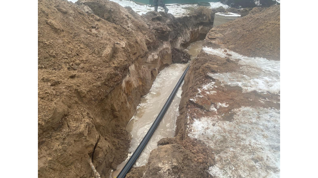 В брянском поселке Стеклянная Радица продолжается строительство системы водоснабжения