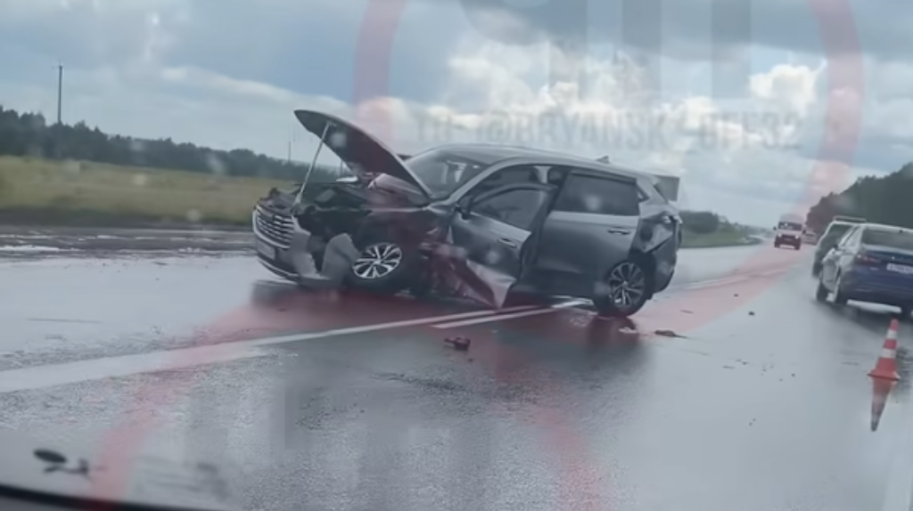 Под Брянском в ДТП попали внедорожник и легковушка
