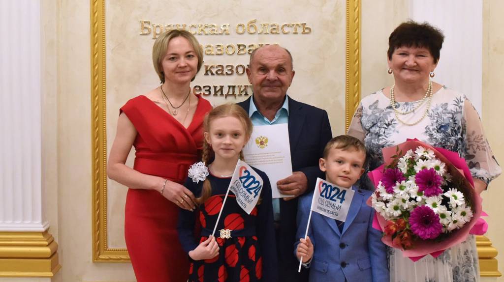 Губернатор Богомаз вручил брянским семьям сертификаты на областной материнский капитал