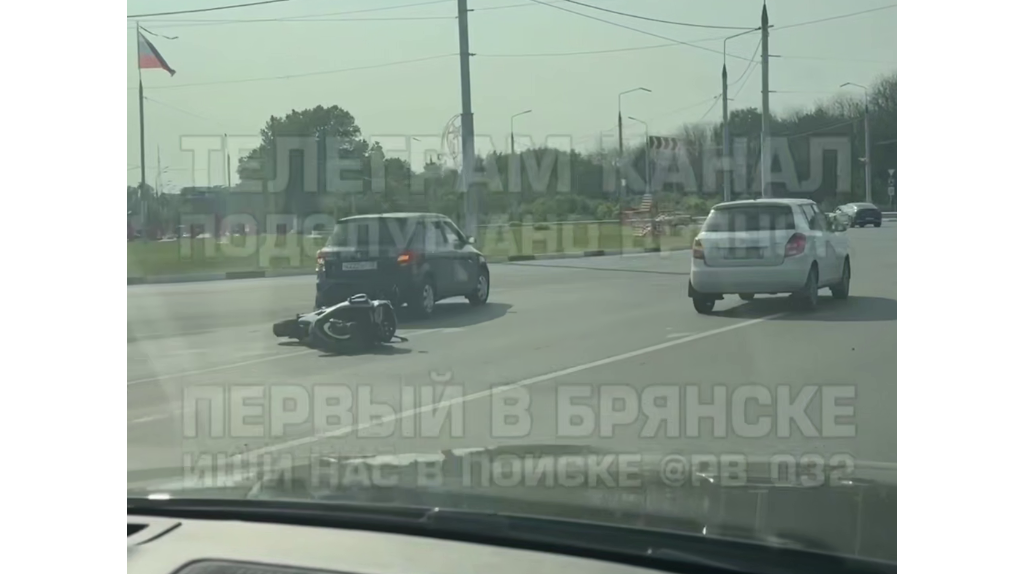 В Брянске на кольце проспекта Московского произошло ДТП с мотоциклистом