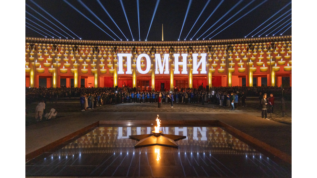 У Музея Победы в Москве педагоги брянской школы зажгли «Свечи памяти» 