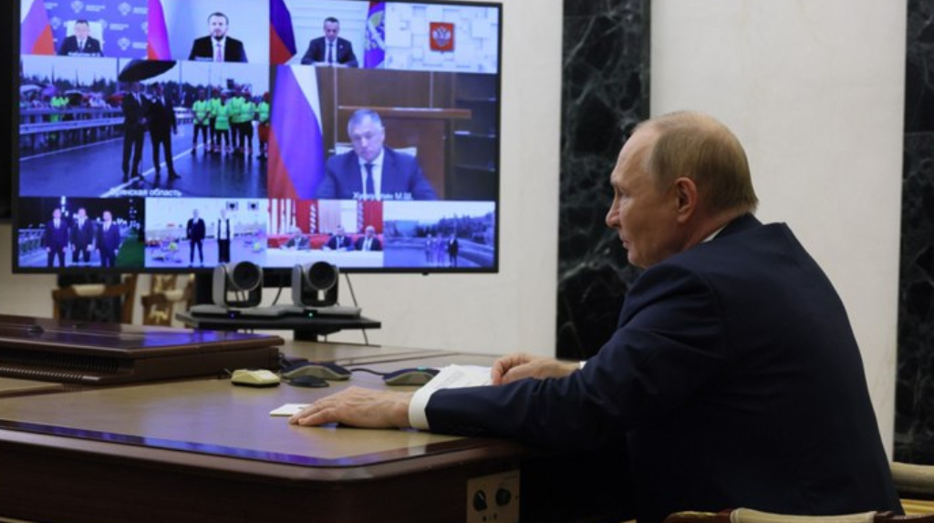 Путин попросил брянского автодорожника рассказать об условиях работы