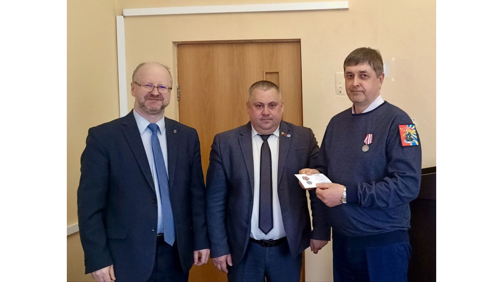 В Новозыбкове главврачу ЦРБ и медработнику вручили медали «Волонтеру России»