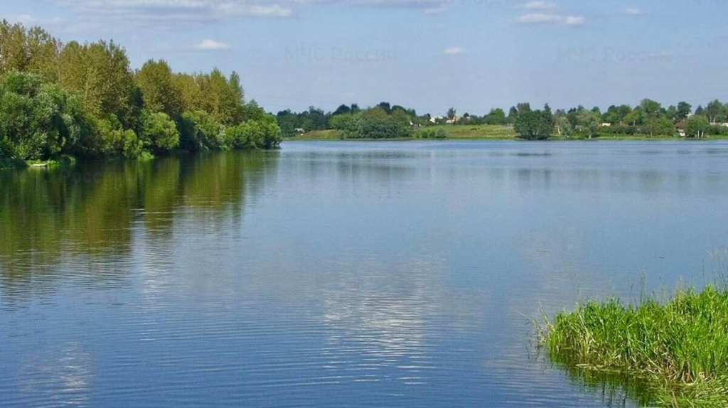В клинцовском озере утонул мужчина